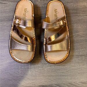 Alegria Shiny Rose Gold Slide Sandals Size 7